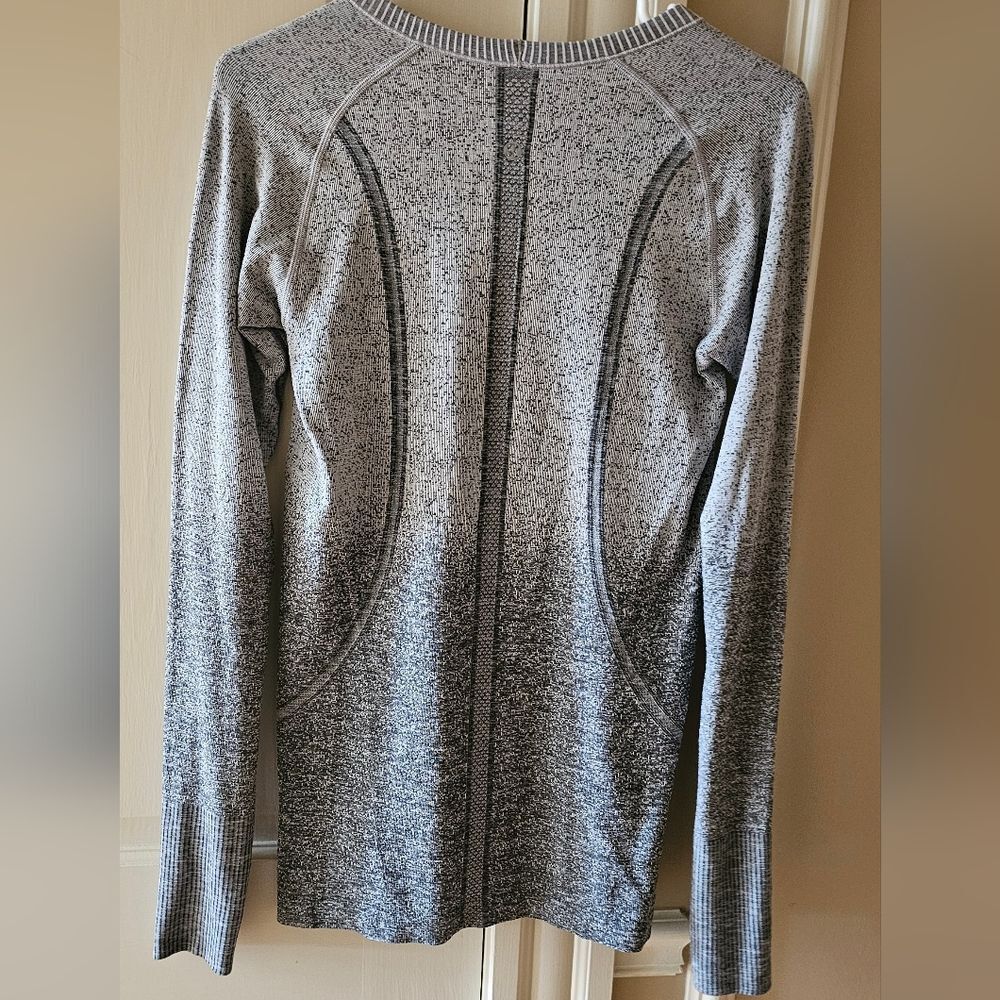 Lulu Swiftly Tech Ls Crew. Size 8 - image 3